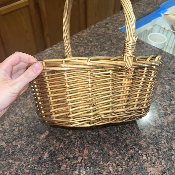 Gold decorative wicker basket - Picture 2 of 4